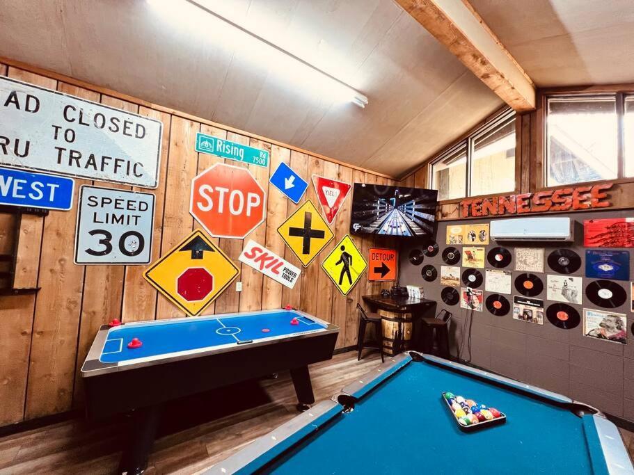 Bourbon Hollow Lodge With Hot Tub And Pool Plus Game Room Only 5 Min To Downtown Gatlinburg Kültér fotó