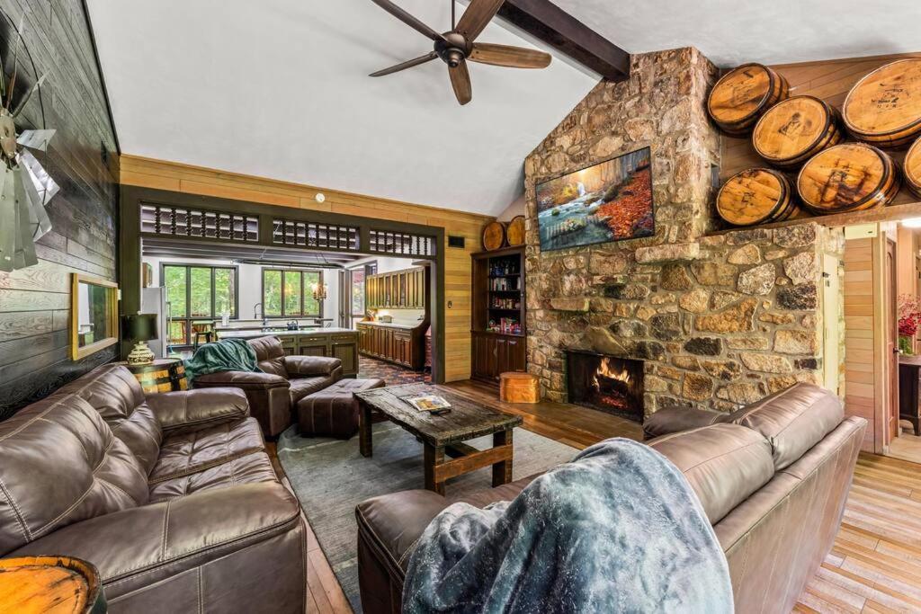 Bourbon Hollow Lodge With Hot Tub And Pool Plus Game Room Only 5 Min To Downtown Gatlinburg Kültér fotó