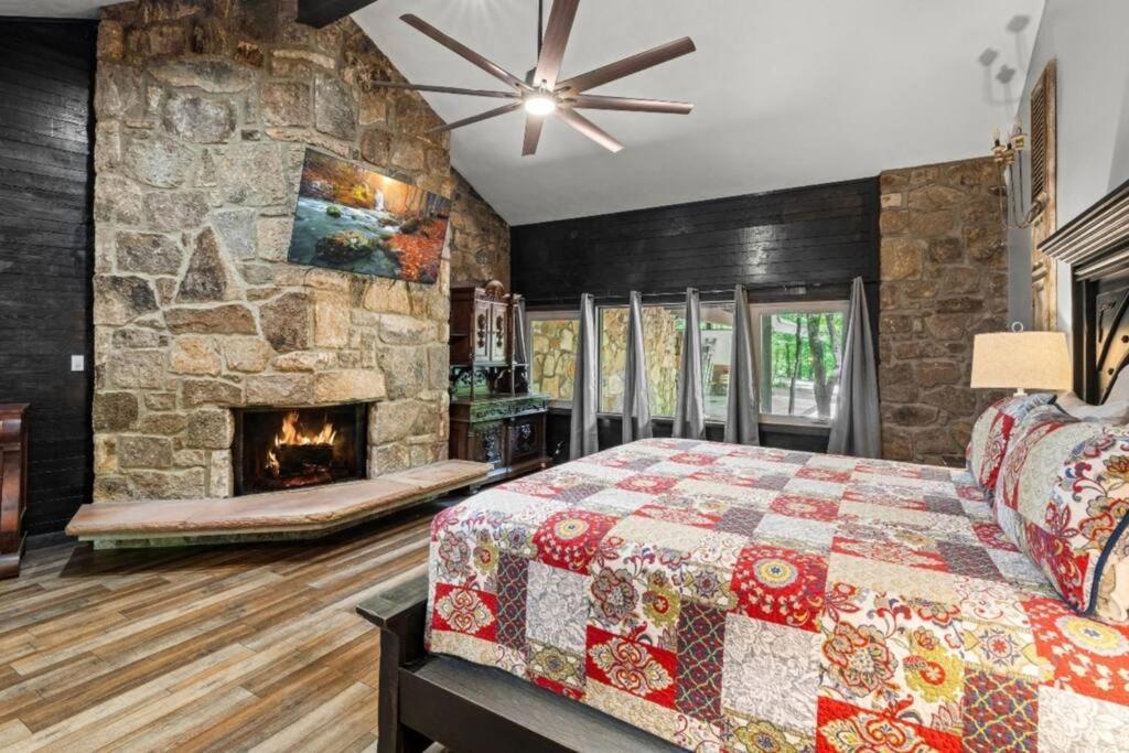 Bourbon Hollow Lodge With Hot Tub And Pool Plus Game Room Only 5 Min To Downtown Gatlinburg Kültér fotó