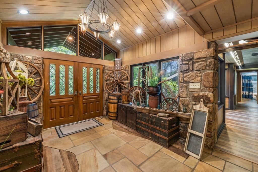 Bourbon Hollow Lodge With Hot Tub And Pool Plus Game Room Only 5 Min To Downtown Gatlinburg Kültér fotó