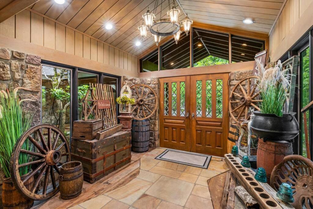 Bourbon Hollow Lodge With Hot Tub And Pool Plus Game Room Only 5 Min To Downtown Gatlinburg Kültér fotó