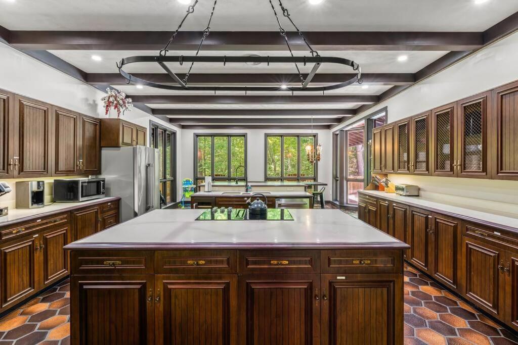 Bourbon Hollow Lodge With Hot Tub And Pool Plus Game Room Only 5 Min To Downtown Gatlinburg Kültér fotó
