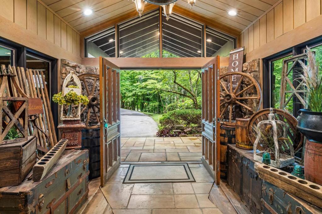 Bourbon Hollow Lodge With Hot Tub And Pool Plus Game Room Only 5 Min To Downtown Gatlinburg Kültér fotó