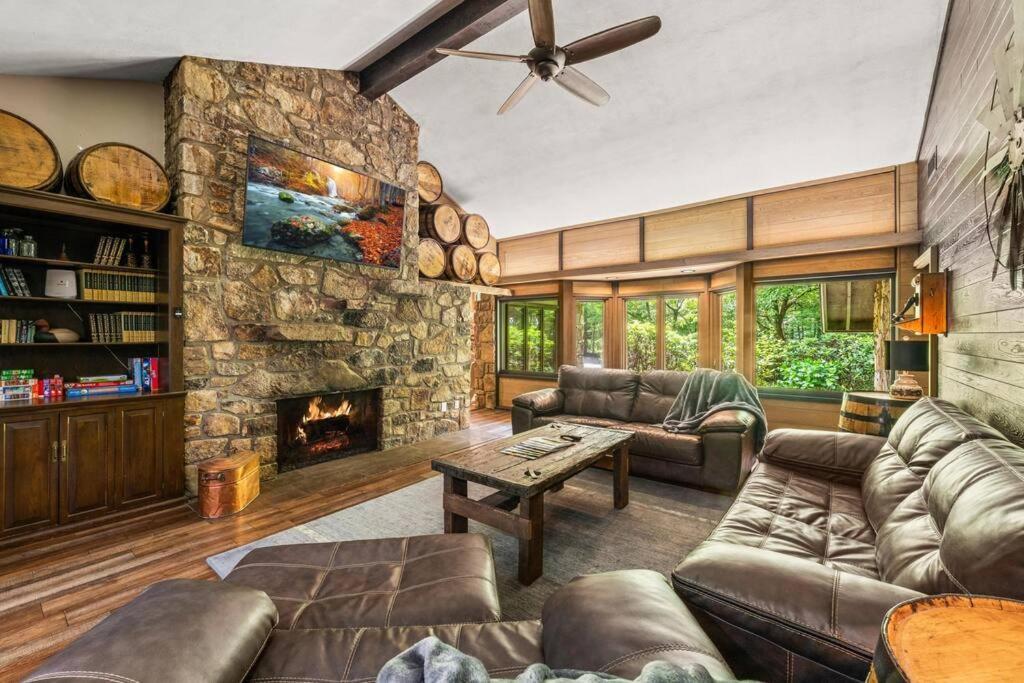 Bourbon Hollow Lodge With Hot Tub And Pool Plus Game Room Only 5 Min To Downtown Gatlinburg Kültér fotó