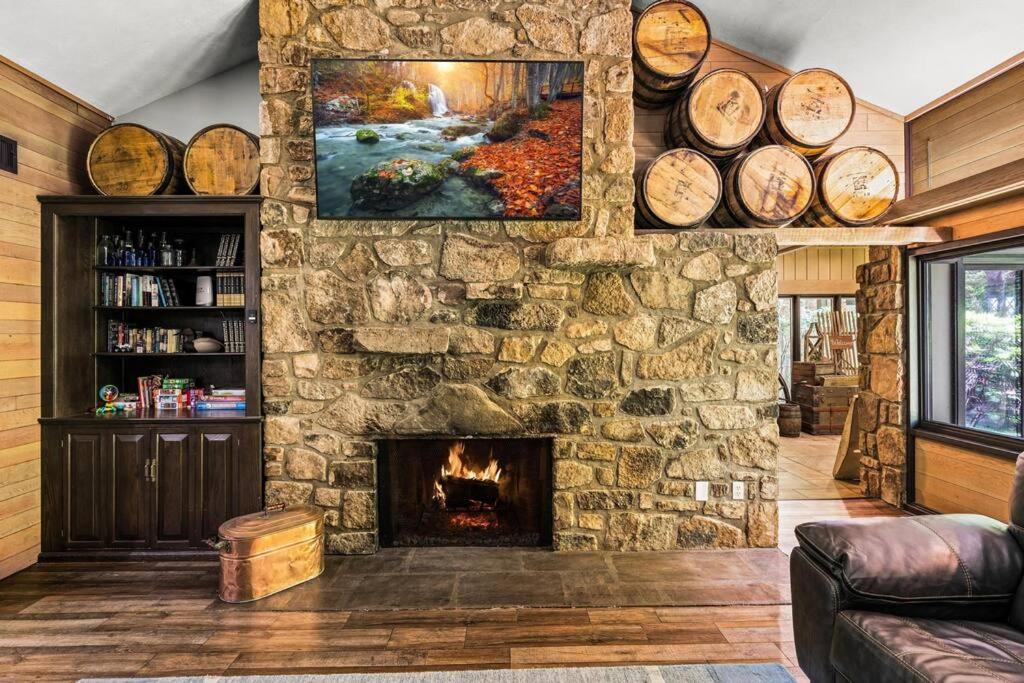 Bourbon Hollow Lodge With Hot Tub And Pool Plus Game Room Only 5 Min To Downtown Gatlinburg Kültér fotó