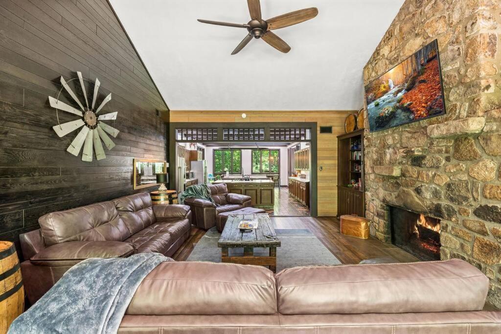 Bourbon Hollow Lodge With Hot Tub And Pool Plus Game Room Only 5 Min To Downtown Gatlinburg Kültér fotó