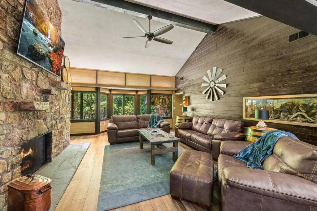 Bourbon Hollow Lodge With Hot Tub And Pool Plus Game Room Only 5 Min To Downtown Gatlinburg Kültér fotó