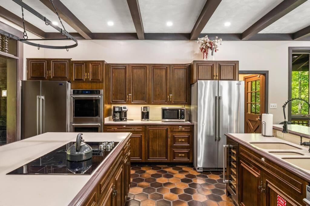 Bourbon Hollow Lodge With Hot Tub And Pool Plus Game Room Only 5 Min To Downtown Gatlinburg Kültér fotó
