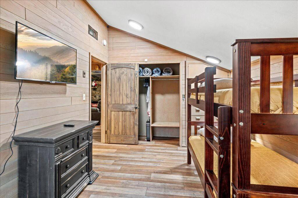 Bourbon Hollow Lodge With Hot Tub And Pool Plus Game Room Only 5 Min To Downtown Gatlinburg Kültér fotó