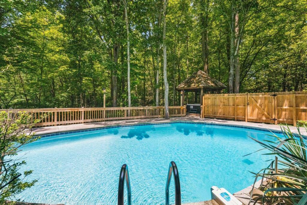 Bourbon Hollow Lodge With Hot Tub And Pool Plus Game Room Only 5 Min To Downtown Gatlinburg Kültér fotó