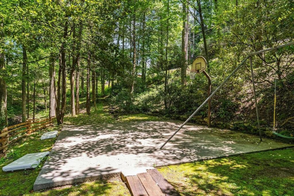 Bourbon Hollow Lodge With Hot Tub And Pool Plus Game Room Only 5 Min To Downtown Gatlinburg Kültér fotó